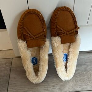 New Floopi fluffy shearling slippers-size 7-never worn! So warm and comfy!!